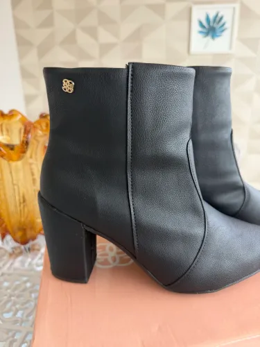 BOTA GIGIL FEMININA 