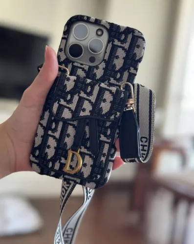Case Celular com alça Christian Dior ORIGINAL SEM USO para Iphone 15 Pro Max