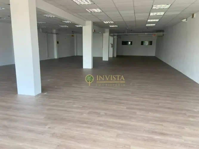 Sala Comercial com 250 m² e 2 vagas - Locação no bairro Saco Grande.