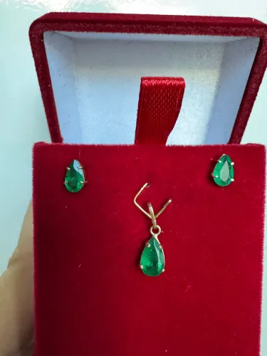 Conjunto esmeralda brinco + pingente no ouro