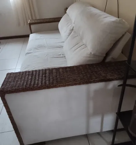 Sofá de dois lugares retrátil e reclinavel com braços em ratan