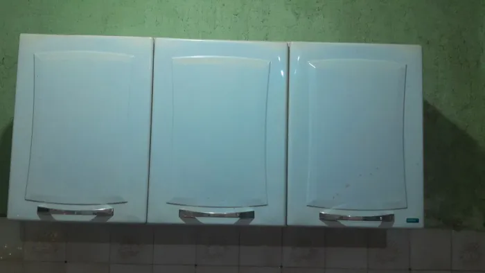 Vendo armário 3 portas de parede itatiaia em excelente estado.