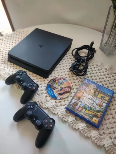 PS4 slim 1TB +2 controles originais