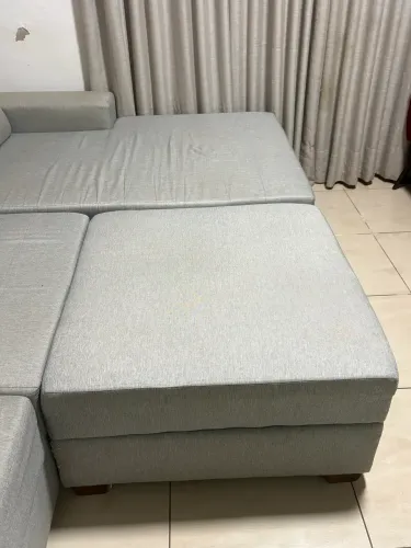 Sofá  2,90 com chaise e puff grande