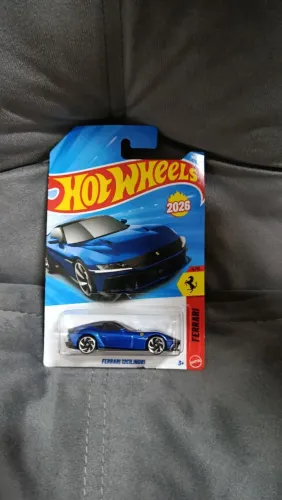 Carrinho Hot Wheels Ferrari azul 12 cilindros xilindeis 