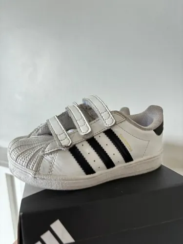 Tênis adidas super star