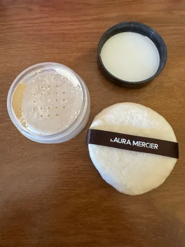 pó translúcido laura mercier + esponja de pó laura mercier velour puff