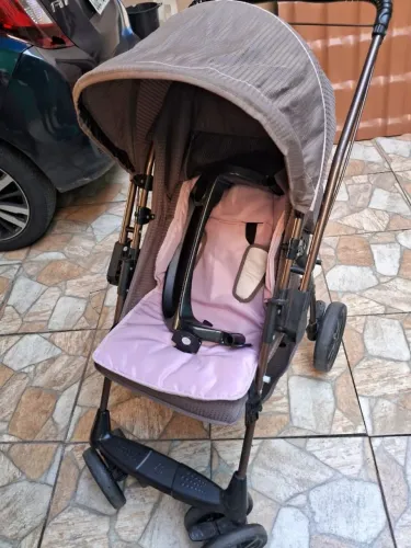Carrinho de bebê menina