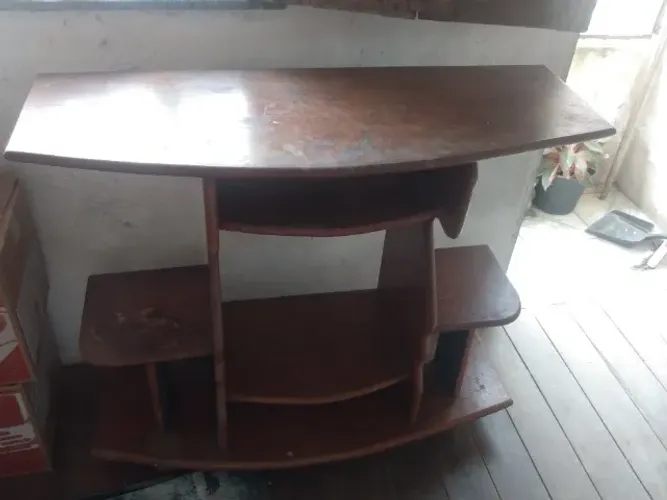 Hacker e prateleiras em madeira de lei