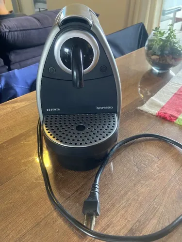 Cafeteira Nespresso - modelo C100