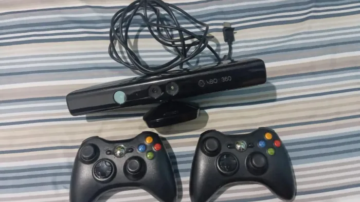 2 controles originais Xbox 360 e sensor kinect