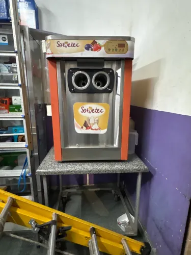Máquina de sorvete Sorvetec já com a base.