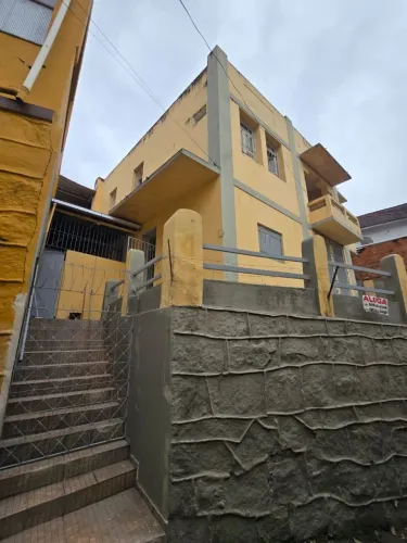 Casa com 2 quartos próximo Catedral. Em frente á Radio Cidade.