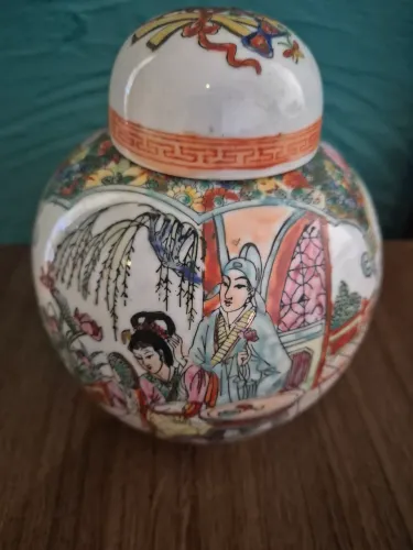 Potiche (ou pote com tampa) em porcelana chinesa, decorado à mão no estilo tradicional