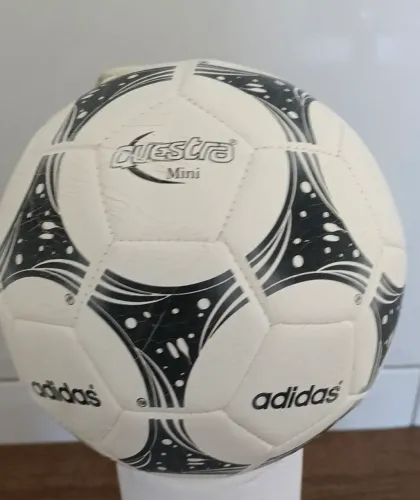 mini bola de futebol Adidas Questra, 94
