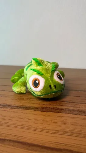 Pascal - Enrolados - Pelúcia Disney / Pixar - Novo (com plataforma magnética para fixação)