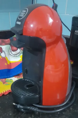 Máquina de café dolce gusto. (Vazando água).