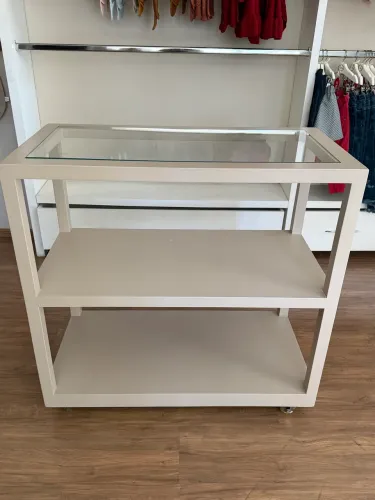 Mesa em Laca Fendi com tampo de Vidro