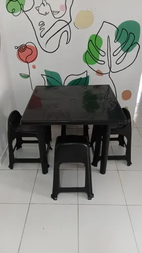 Mesa quadrada com 4 banquetas