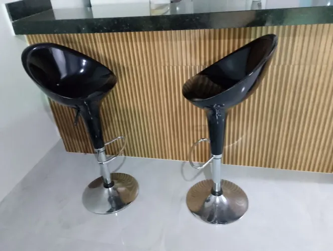 Vendo essas duas banquetas giratória