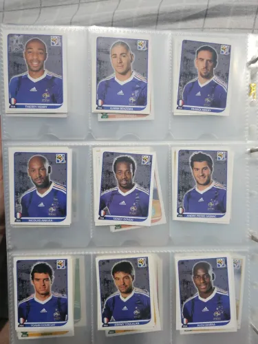 Figurinhas da França do álbum copa de 2010 panini (figurinha do Henry, Benzema, Ribery)