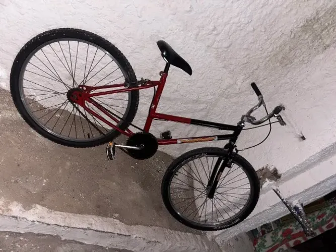 Bicicleta vermelha e preta