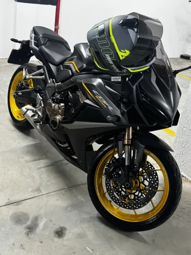 CBR 650R Cinza 2023 com mais 6k em acessórios.