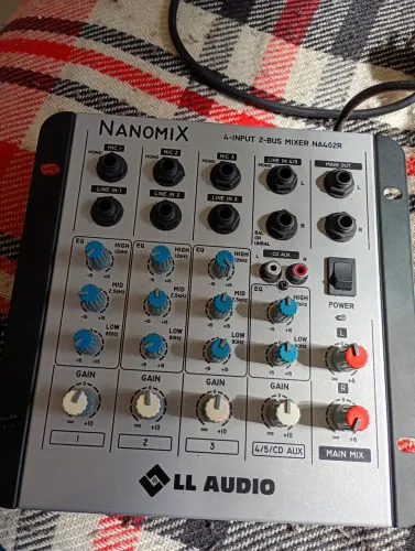 mesa de som 4-Input 2-bus Mixer na402r