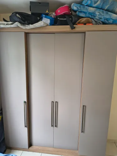 Vendo guarda roupa 4 portas