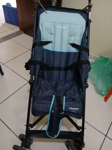 Carrinho de bebê guarda chuva
