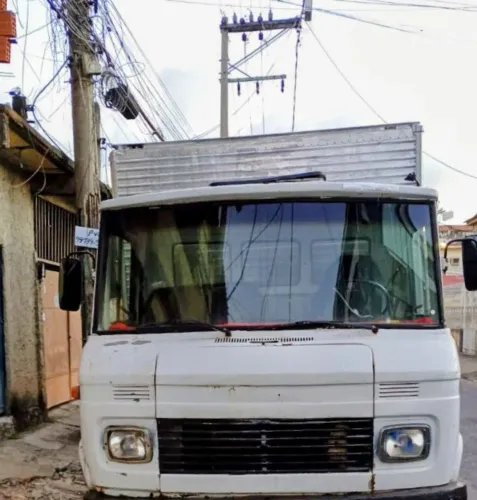Caminhão baú, 608 direção hidráulica 