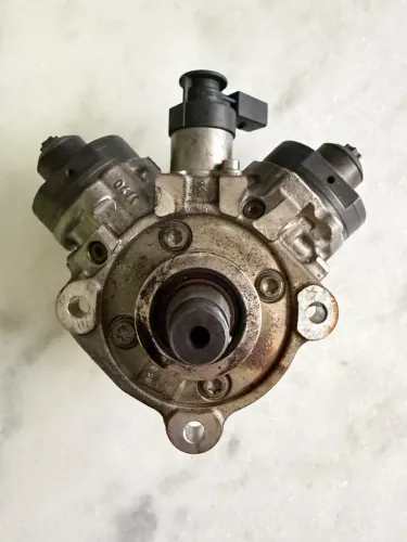 Bomba de Alta Amarok V6 estourada (necessita recondicionamento)