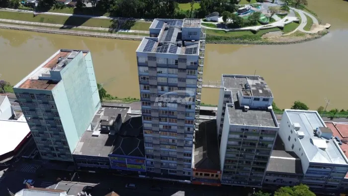 Sala comercial no Edifício Catarinense no Centro de Blumenau!