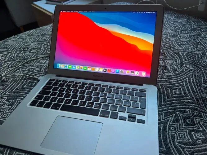 Vendo Mecbook com carregador e caixa