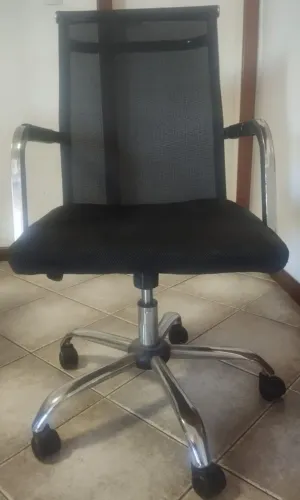 Cadeira de escritório com rodizio e giratória