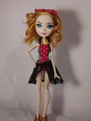 Boneca Ever After High Apple White Mirror Beach