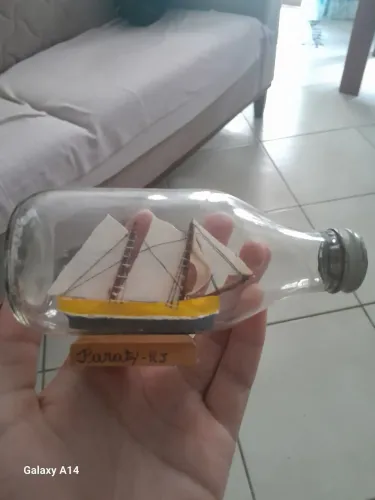 Enfeite de barco na garrafa