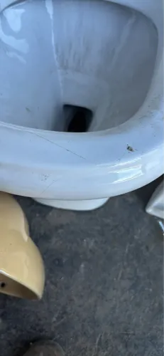 Vaso sanitário com caixa acoplada (obs leve trinco)
