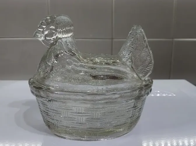 Vendo mantegueira de vidro antiga: GALINHA NO NINHO