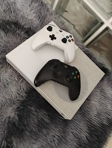 ? XBOX ONE S 1TB + 2 CONTROLES + FIFA 26 ?