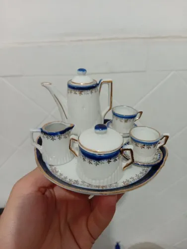 Jogo de chá miniatura em porcelana