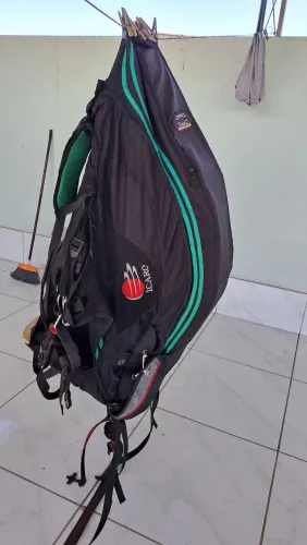 Vendo equipamentos para vôo livre.
