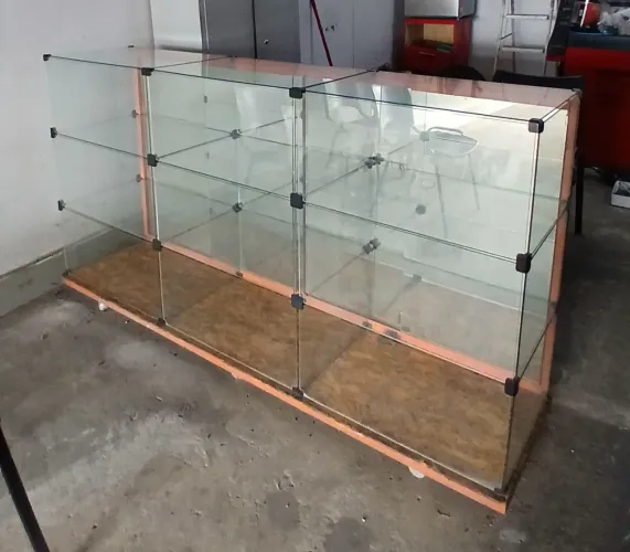 Vitrine vidro temperado e espelho.