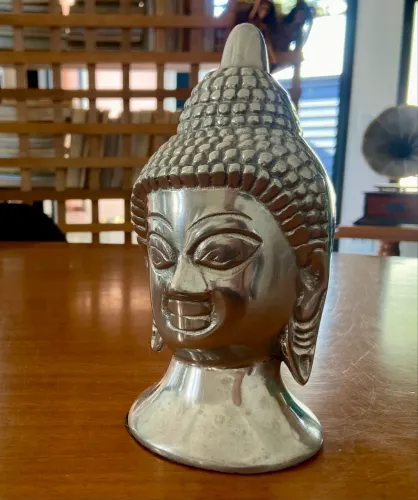 Escultura cabeça Buda em alumínio polido - 20 cm