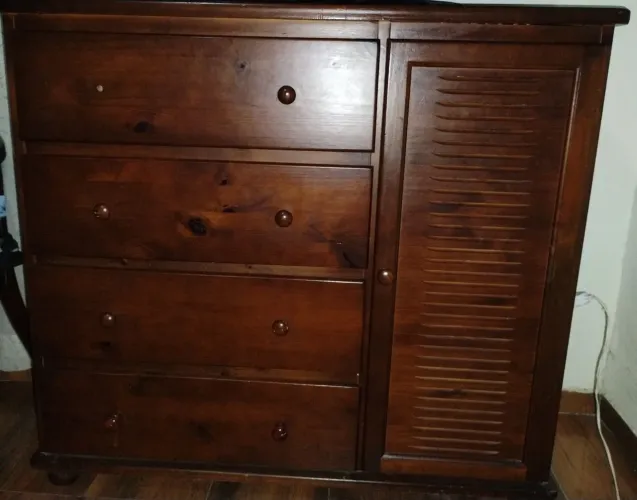 Cômoda de madeira maciça
