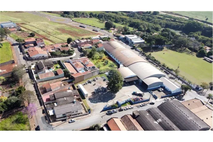 RP4 Galpão com área útil de 4.200m2 e 7.498m² de área total, na marginal da Washington Lui