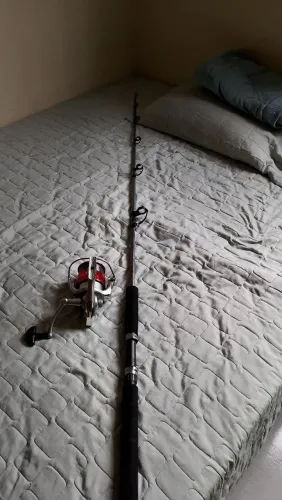 Vara e molinete de pesca