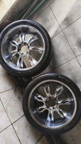 Jogos de rodas  aro 22 6 furos 2 pneus bom e dois ruim tava na Hilux 