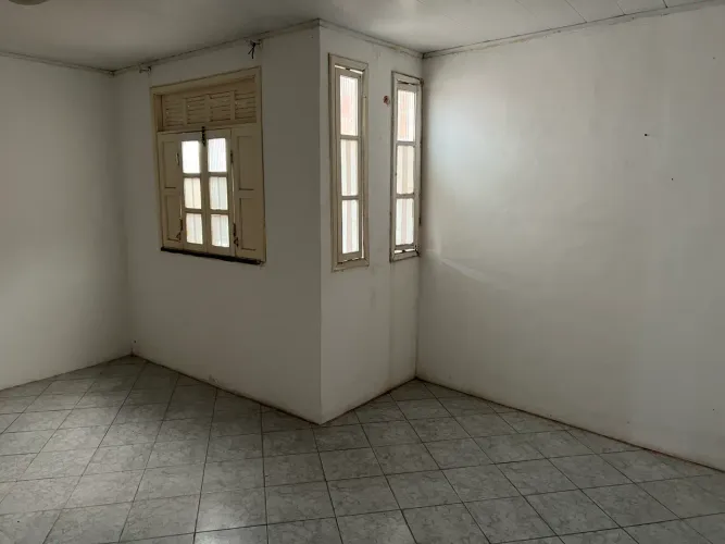 Aluga-se apartamento amplo, bem ventilado e em Excelente localização