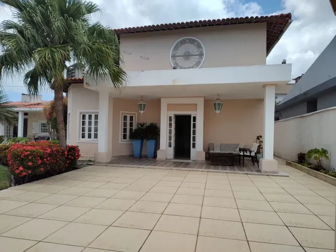 Belíssima casa em condomínio fechado, construída em 03 lotes - Maceió - AL